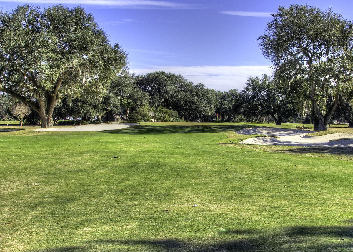 South Course, Hole 13. The 13th on the South Course — bunkers right, oaks everywhere.
