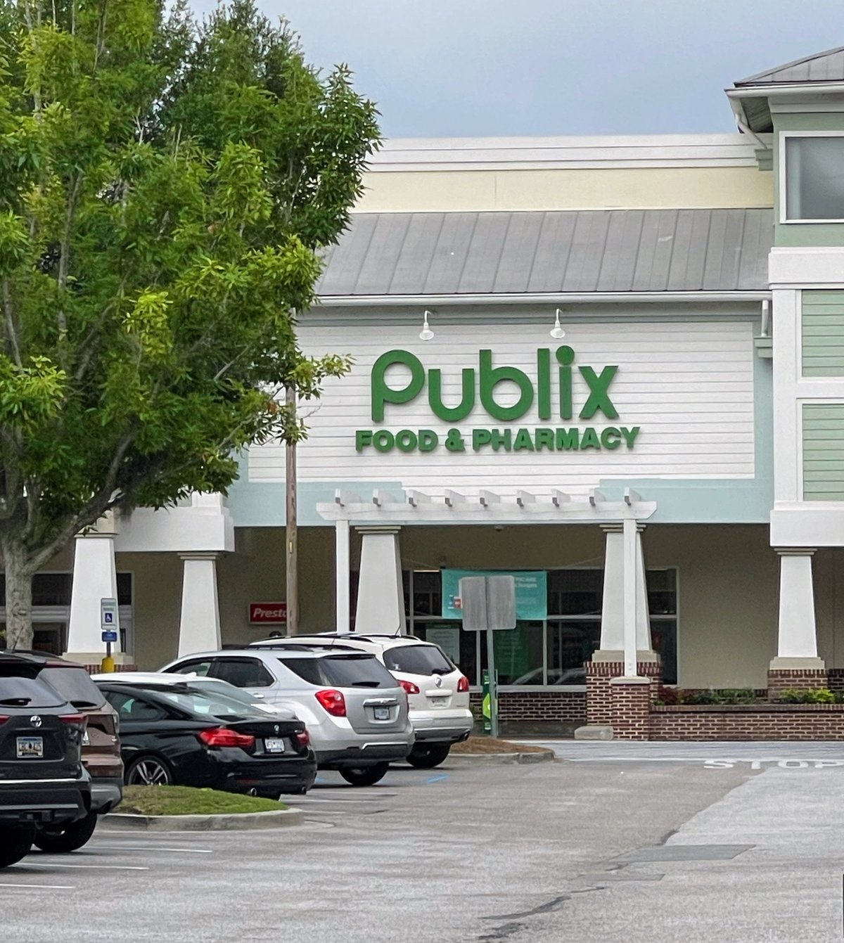 Publix Food & Pharmacy green-lettered storefront with pergola entrance, Bluffton SC